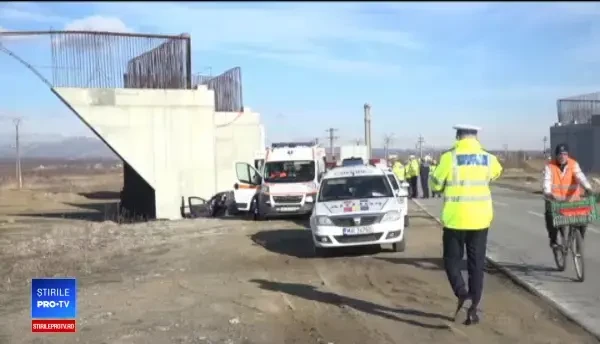 Un șofer s-a izbit violent de un stâlp, pe autostrada Sebeș-Turda. Ce spun martorii