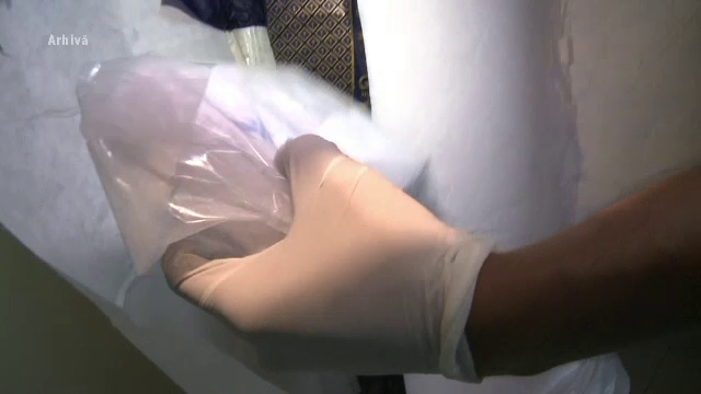 Traficanți de droguri, prinși de polițiști într-o parcare. Cât valora captura