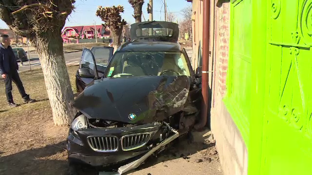 Impact violent într-o intersecţie din Oradea. Mașinile au ricoșat ca la biliard