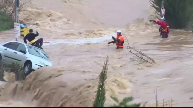 Inundații puternice în Ierusalim. Momentul salvării unui șofer luat pe sus de ape