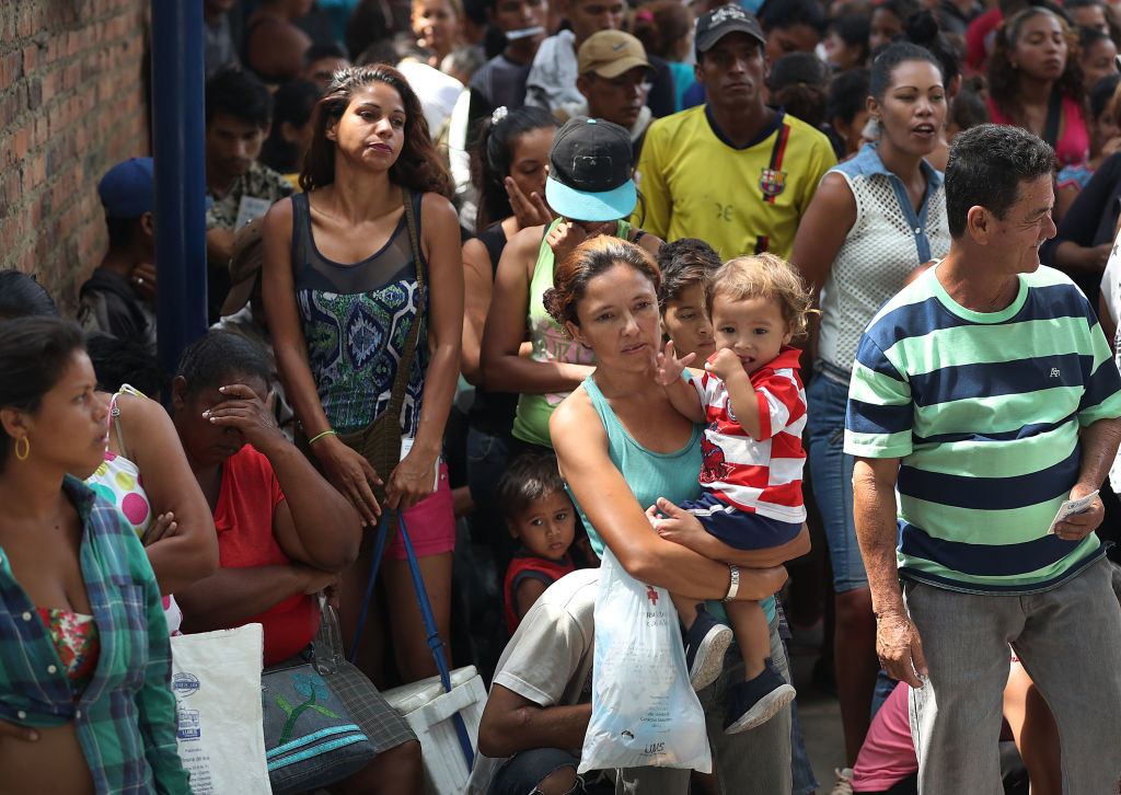 Mii de venezueleni trec zilnic granița în Columbia. Mulți primesc ajutoare de la biserici