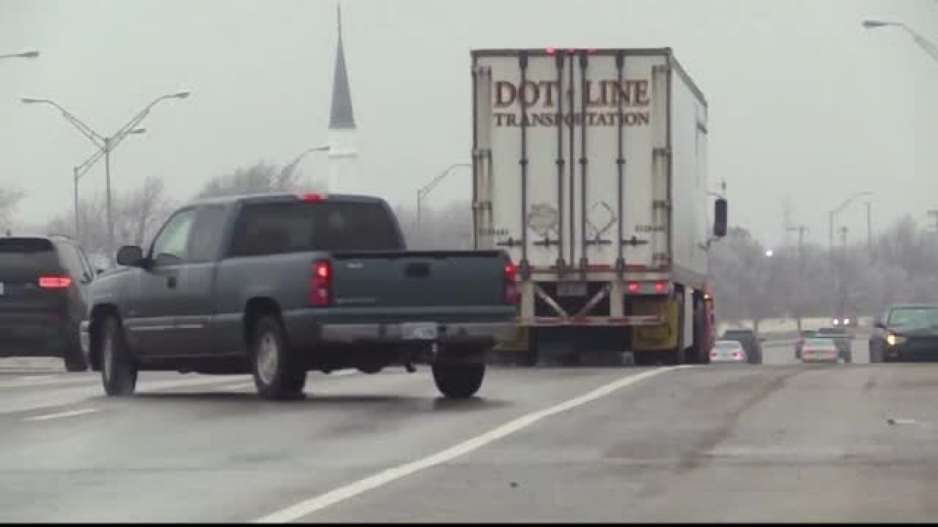 Un șofer s-a apucat să filmeze o șosea cu polei. Câte accidente au fost în cateva minute