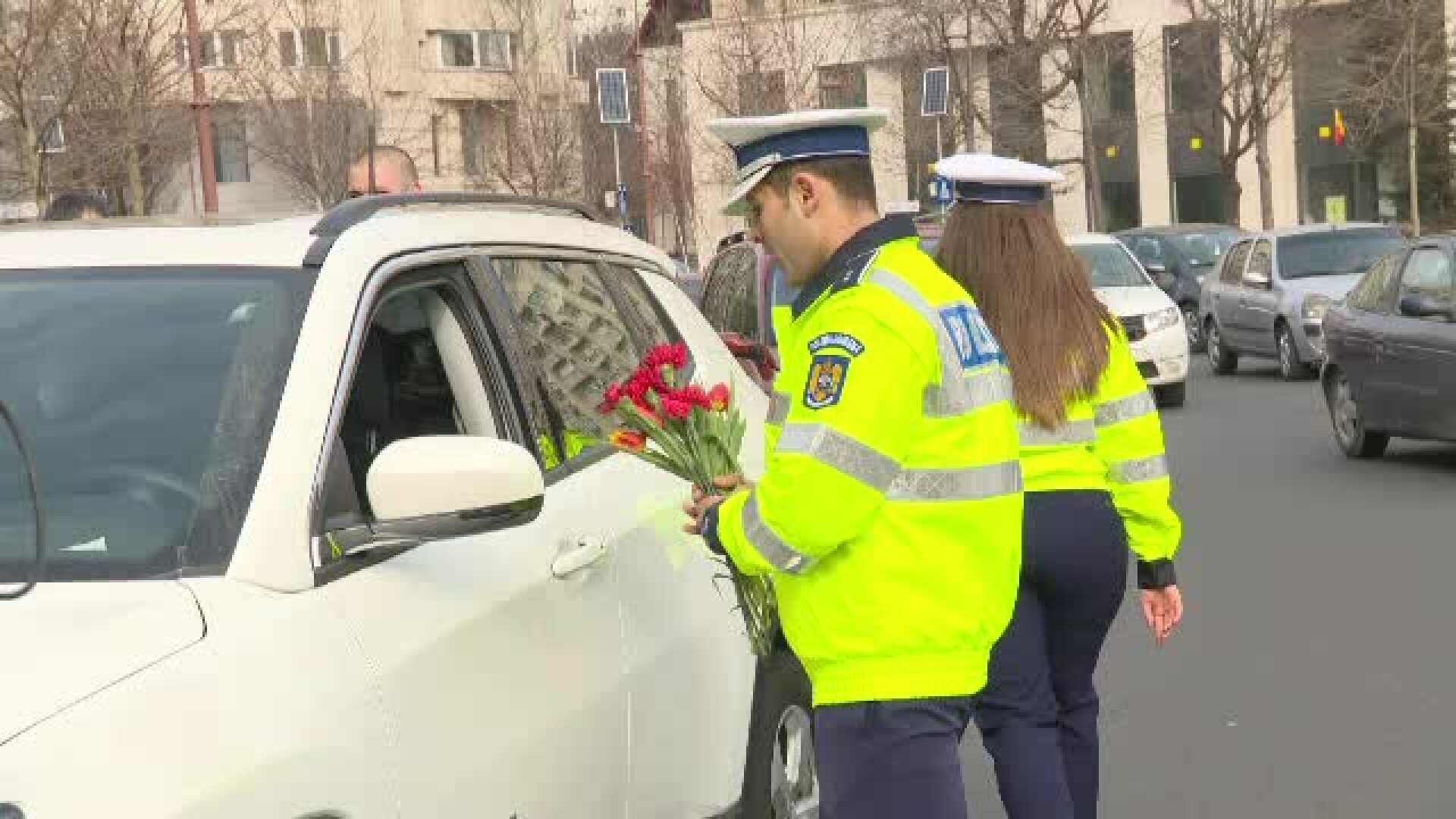 De 1 Martie, polițiștii rutieri le-au împărțit femeilor mărțișoare, în trafic