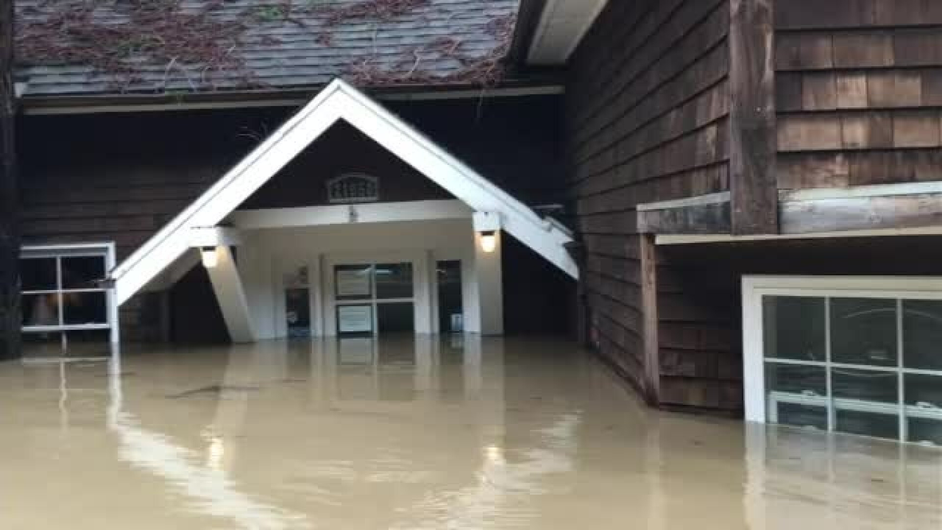 Inundații grave în nordul Californiei. Mii de locuinţe şi sedii de firme, afectate de ape