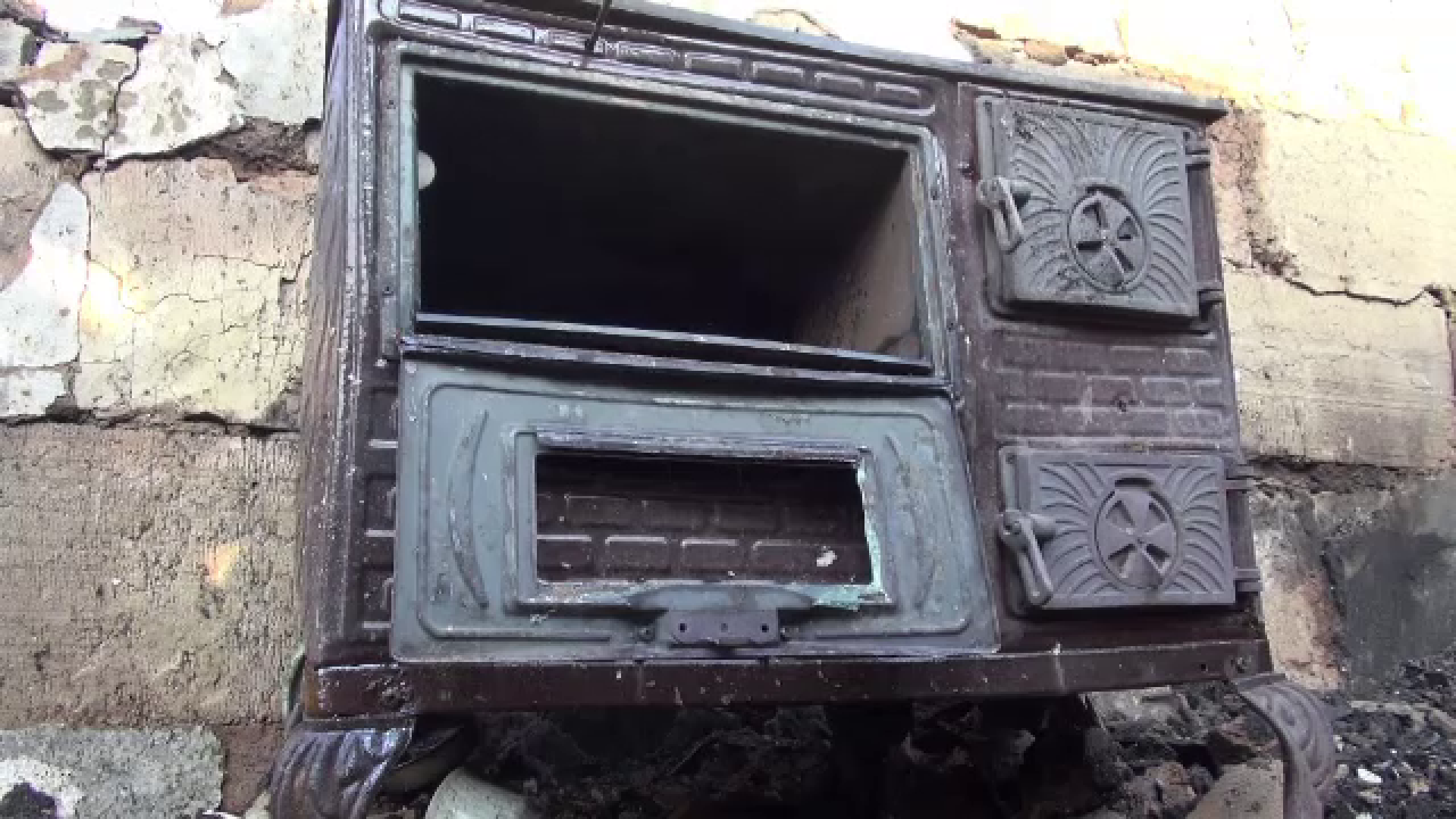 Motivul uluitor pentru care un bărbat a incendiat casa vecinilor cu cocktailuri Molotov