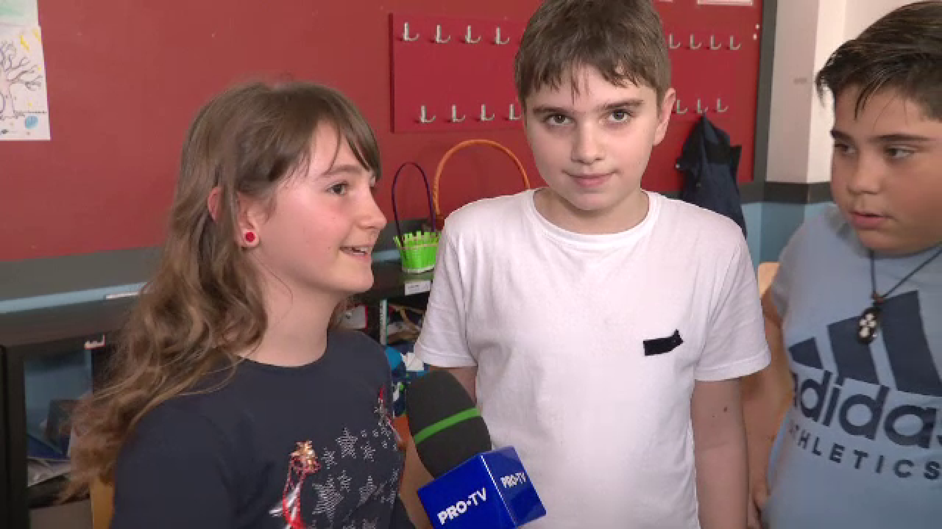 Mărțișor. Surprizele de care au avut parte fetele la școală de 1 Martie. Băieții, dezamăgiți