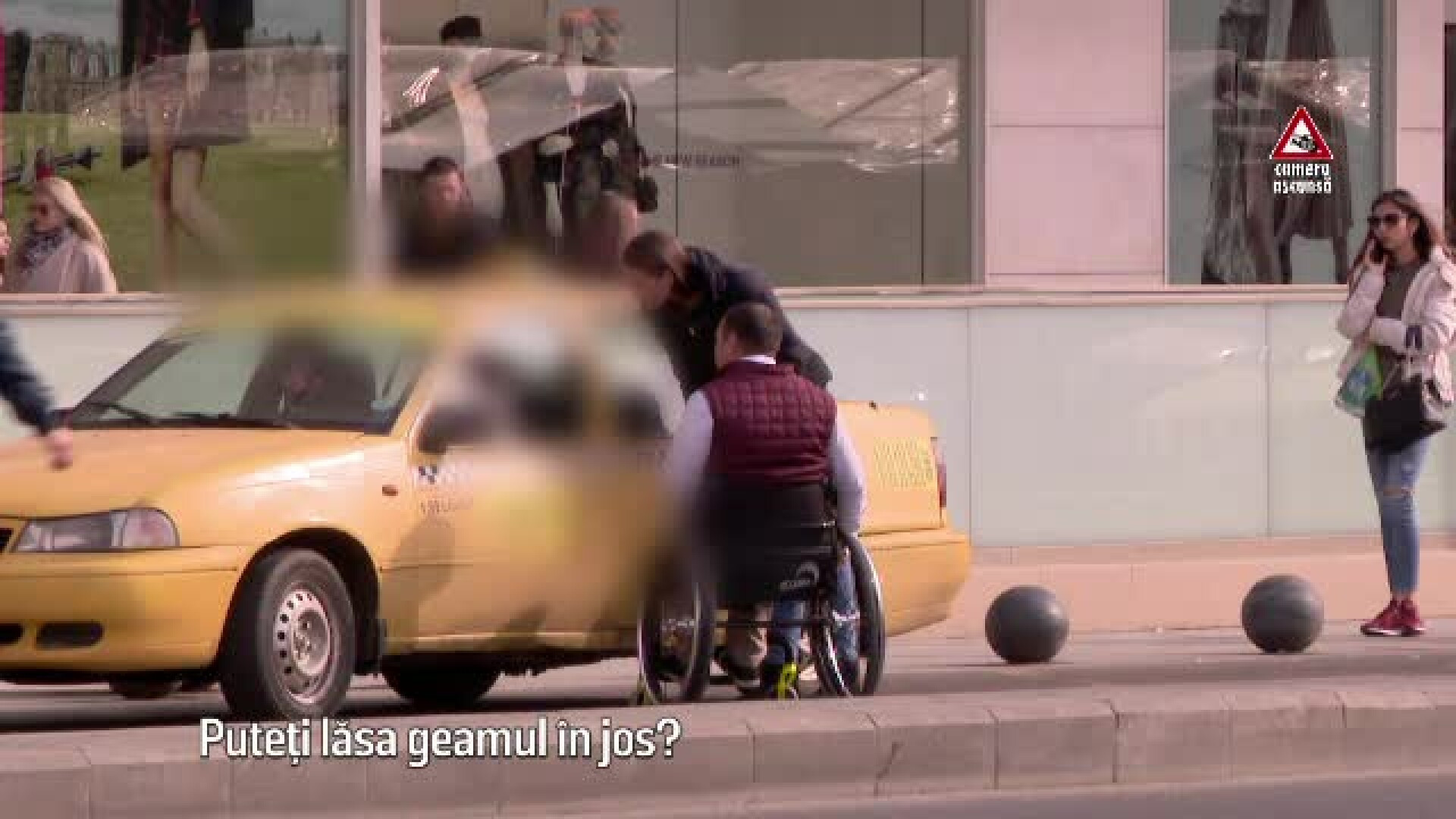 Experiment Știrile PRO TV. Cum e tratat un bărbat în scaun cu rotile de taximetriști
