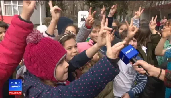 Mărțișor. Surprizele de care au avut parte fetele la școală de 1 Martie. Băieții, dezamăgiți