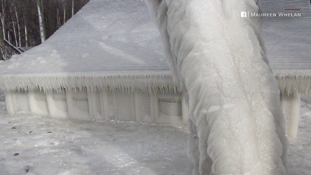 Casă acoperită de gheață cu proprietarii înăuntru. Cum au scăpat