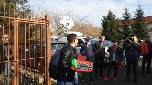 Dragnea, primit la Reşiţa cu huiduieli, o tavă cu rahat și cătușe. Cine l-a aplaudat