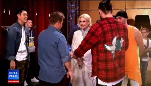 Moment șocant la ”Românii au talent”. O concurentă a înghițit complet o lamă de sabie