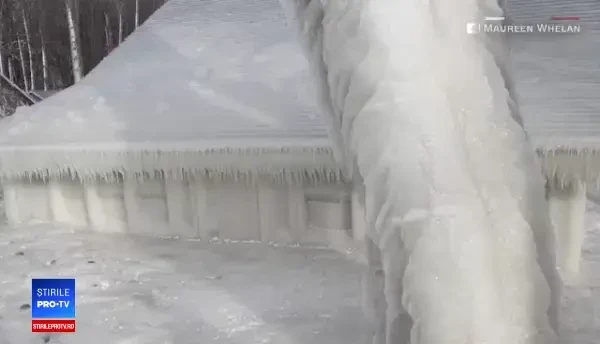 Casă acoperită de gheață cu proprietarii înăuntru. Cum au scăpat