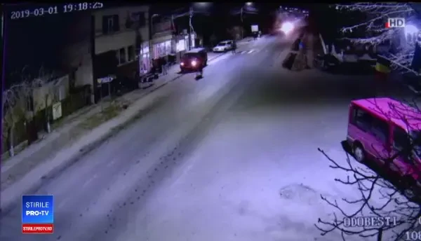 Momentul în care un bărbat este lovit mortal de două mașini în câteva secunde