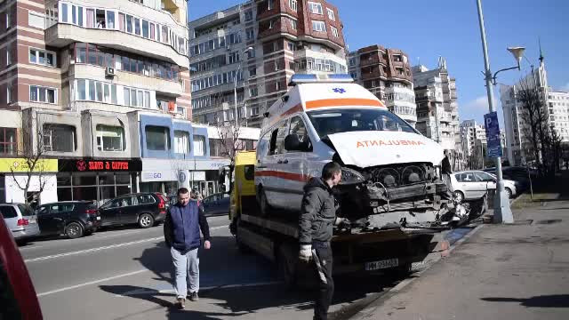 4 mașini, printre care o ambulanță, au fost lovite pe un bulevard în Baia Mare