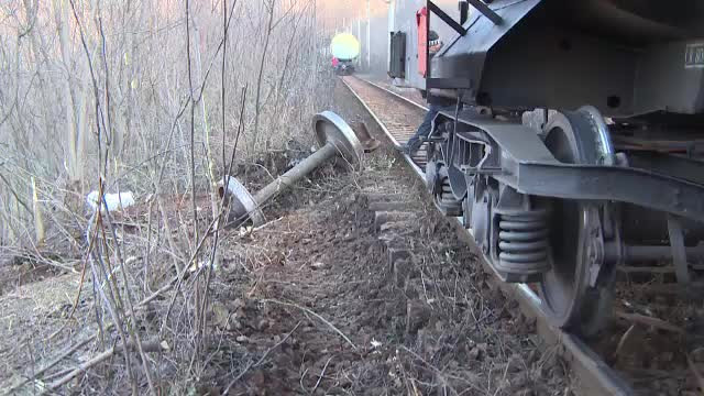 Oraşul cu două gări, prin care nu trece niciun tren. Mecanismul sifonării banilor