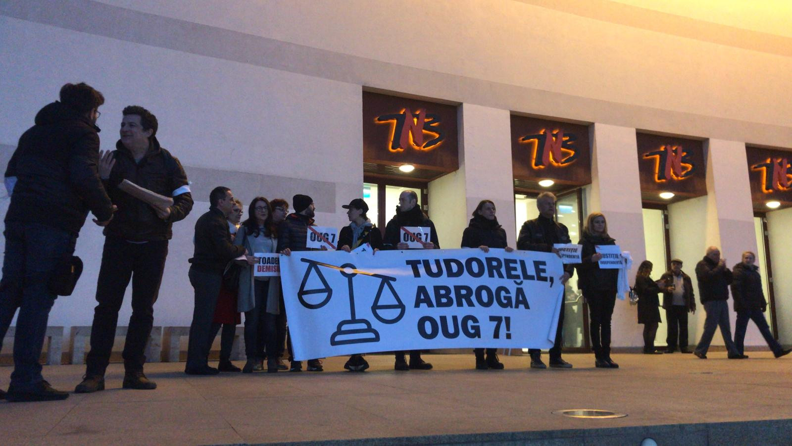 Protest cu banderole albe la TNB, față de OUG 7. Mesajul actorilor pentru Tudorel Toader