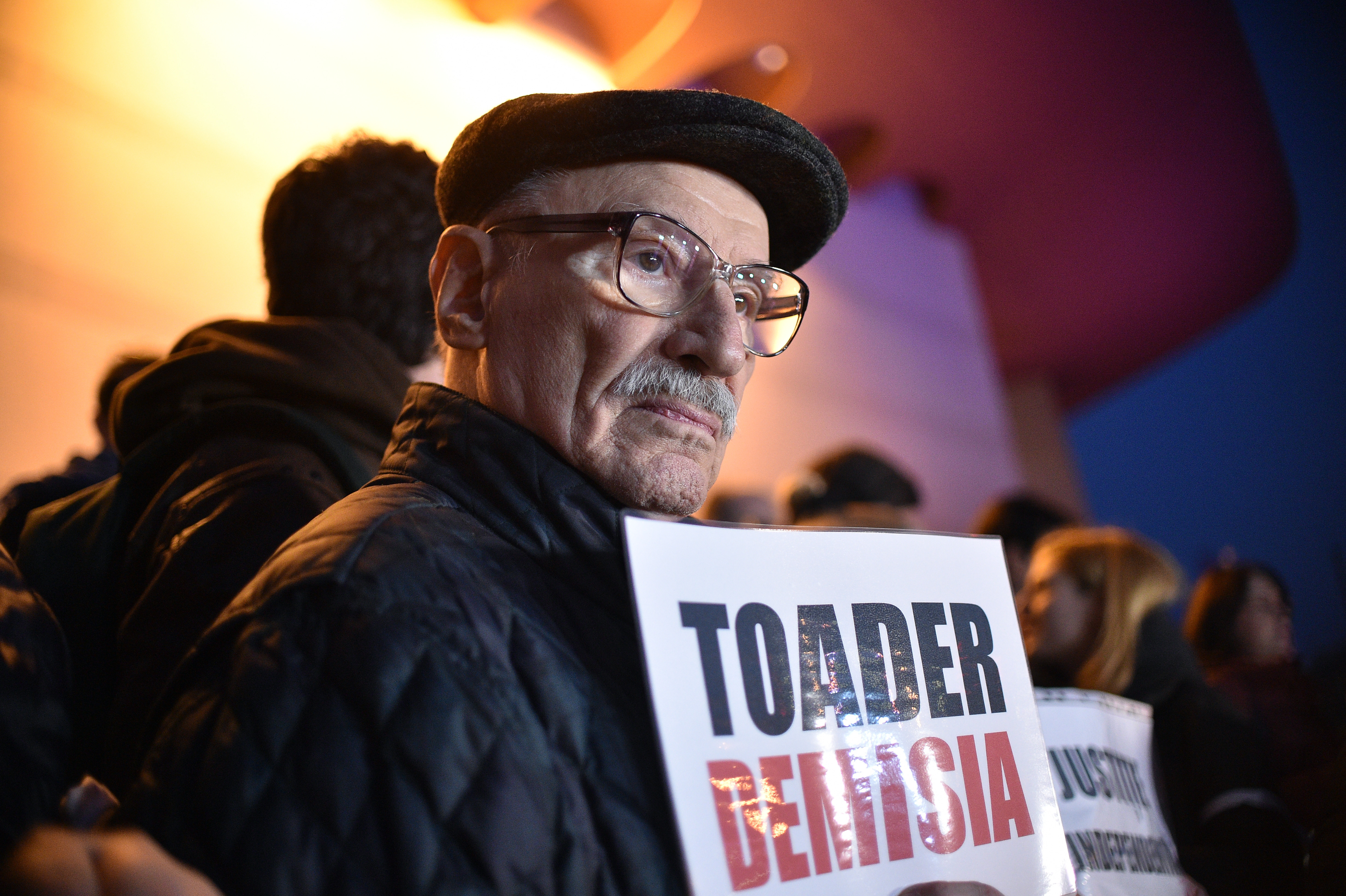 Mai mulți actori au protestat în faţa Teatrului Naţional față de OUG 7