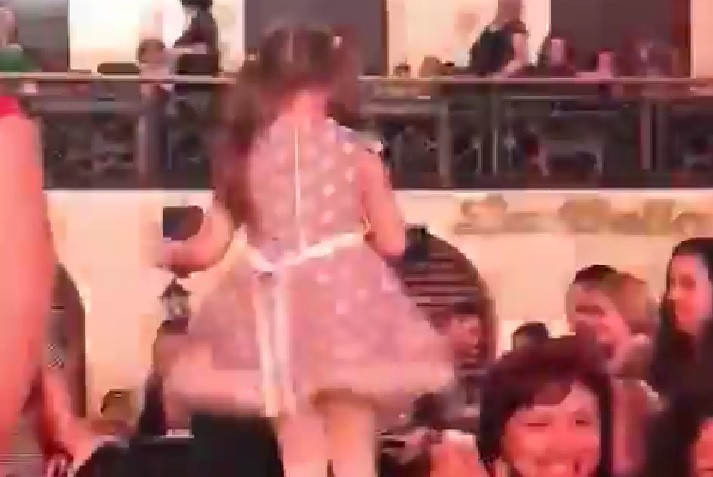 Oana Roman, criticată după ce fetița ei a dansat pe masă la un concert. VIDEO