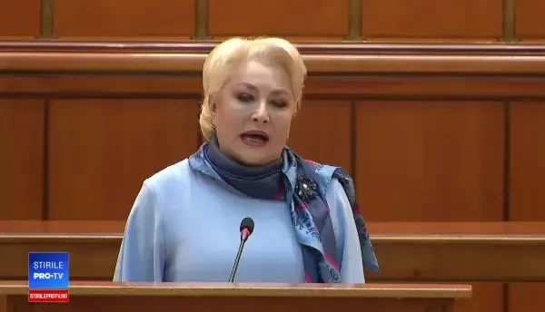 S-a enervat Dăncilă: ”Decât să vorbesc liber și să spun prostii, mai bine să am o hârtiuță”