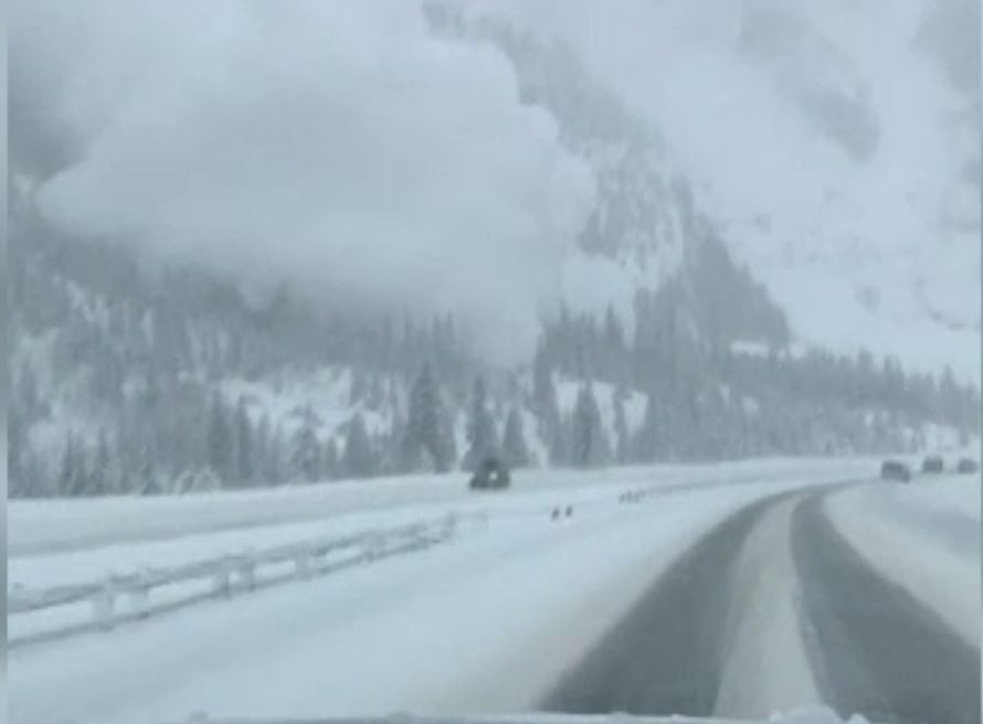 Momentul în care o avalanșă acoperă o autostradă din Colorado