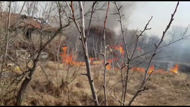 A dat foc gunoaielor din curte, dar a ajuns să distrugă bunurile valoroase ale vecinilor