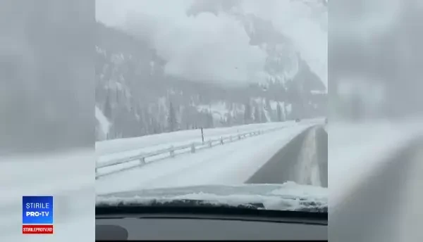 Momentul în care o avalanșă acoperă o autostradă din Colorado