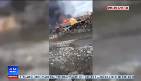 O familie din Bacău și-a pierdut agoniseala de-o viață. 24 de pompieri au luptat cu flăcările