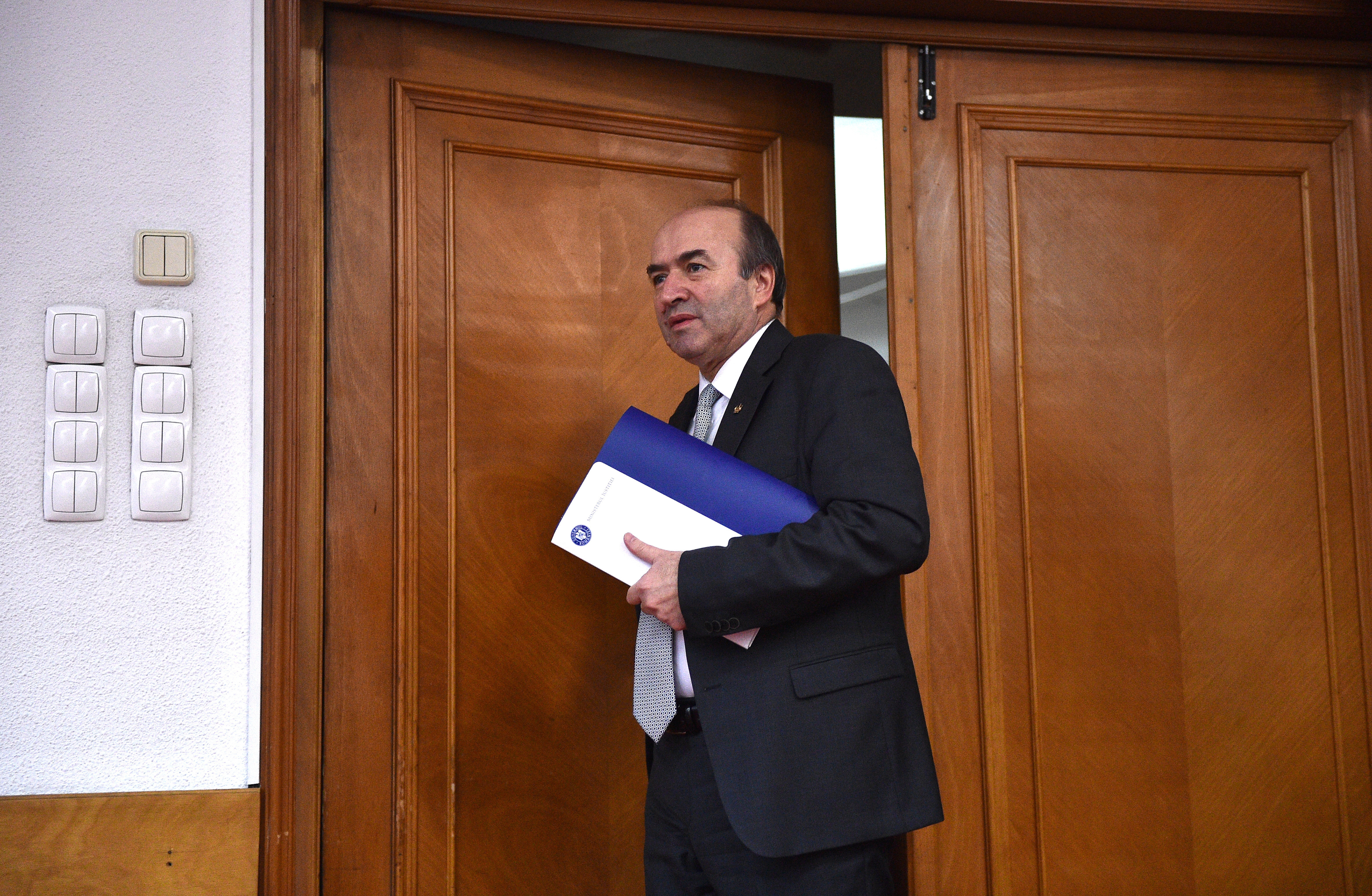 Kovesi, audiată 5 ore şi suspectă într-un nou dosar. Între timp, PE anunţa că o susţine