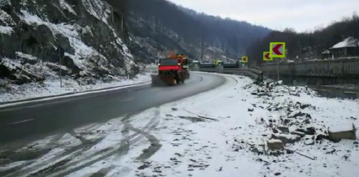Ninsoare în Defileul Jiului. Traficul se desfășoară în condiții de iarnă