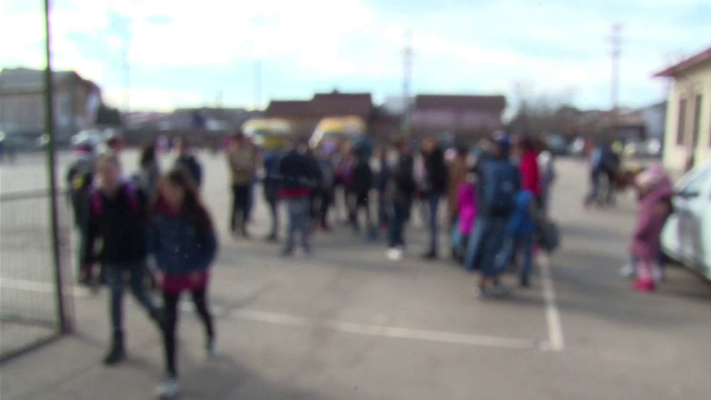 Elev de a V-a, bătut de unchiul unei colege din cauza unei glume. L-a urmărit cu maşina