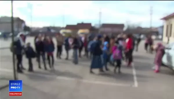 Elev de a V-a, bătut de unchiul unei colege din cauza unei glume. L-a urmărit cu maşina