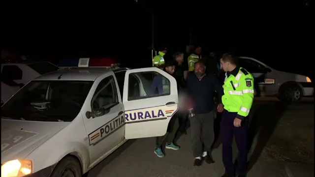 Hoţi de găini, prinşi după ce s-au lăcomit la o oaie. Fulgii din maşină i-au dat de gol