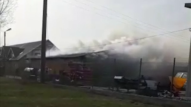 O hală de reparaţii a utilajelor agricole a luat foc în Argeș. A fost pericol de explozie