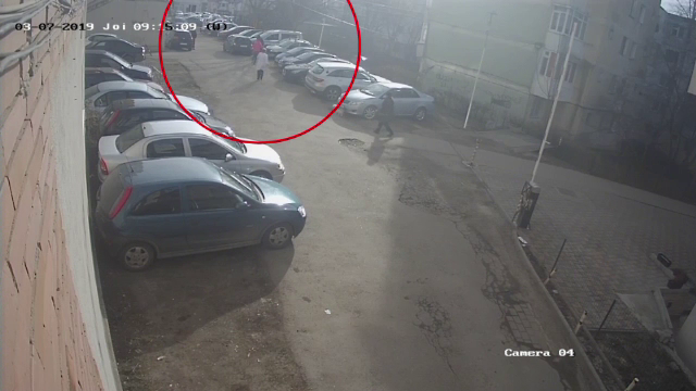 Jaf ca-n filme la Suceava. Momentul în care 3 hoți fură o geantă cu bani dintr-o mașină