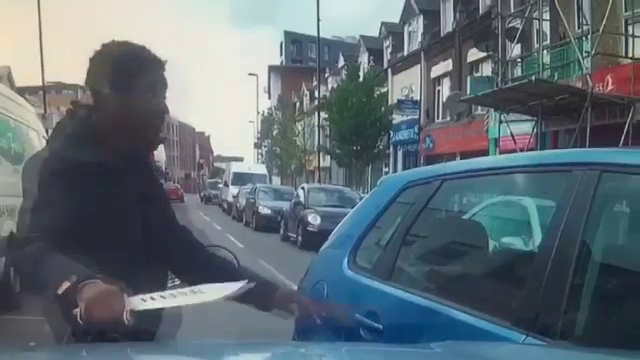 ”Criza cuțitelor”. Momentul în care un bărbat atacă o mașină cu o macetă. VIDEO