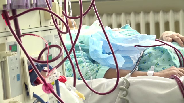 Tânără cu insuficiență renală, salvată de propria mamă. Femeia i-a donat un rinichi