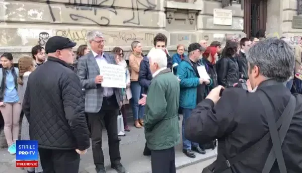 Peste 100 de profesori și studenți de la Litere și Filosofie au protestat față de OUG 7
