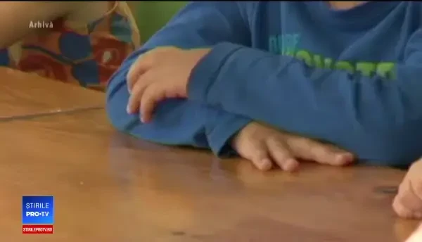 Fetiţă orfană de mama umilită de educatoare, în Capitală: "Îți dau vreo două, nesimțito"