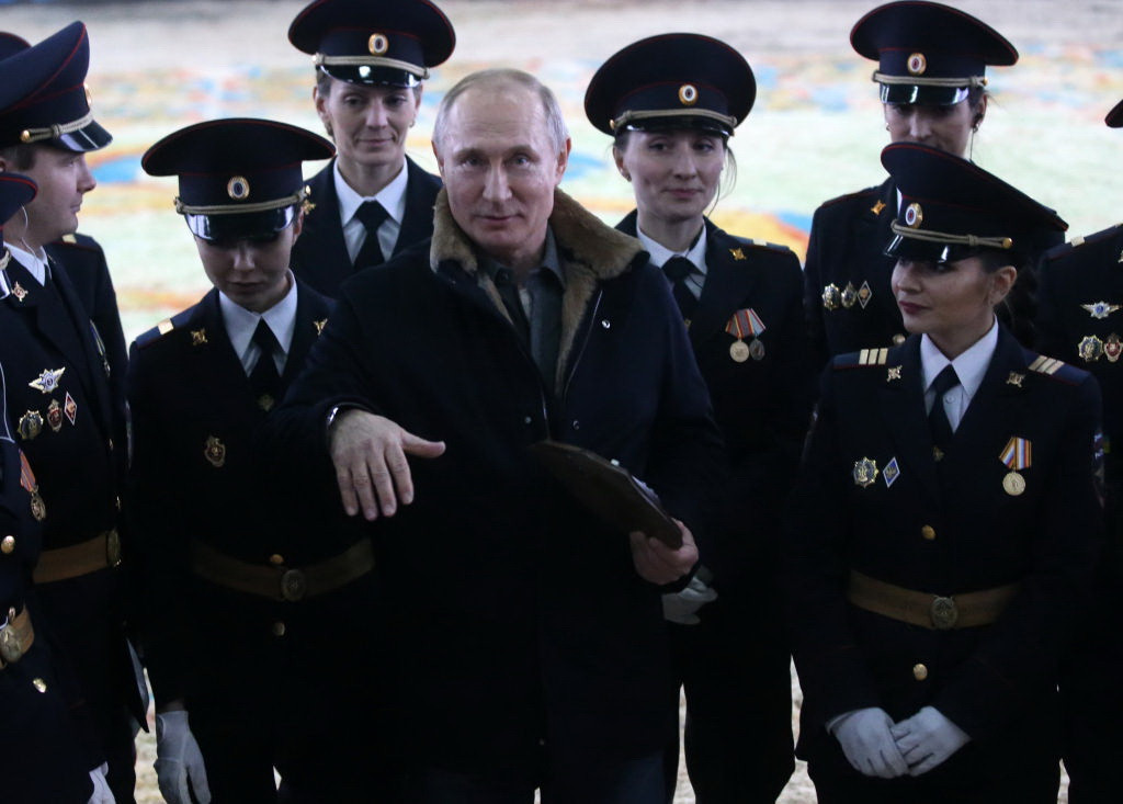 Moment jenant pentru Putin în fața femeilor, de 8 Martie. Imaginile au fost cenzurate