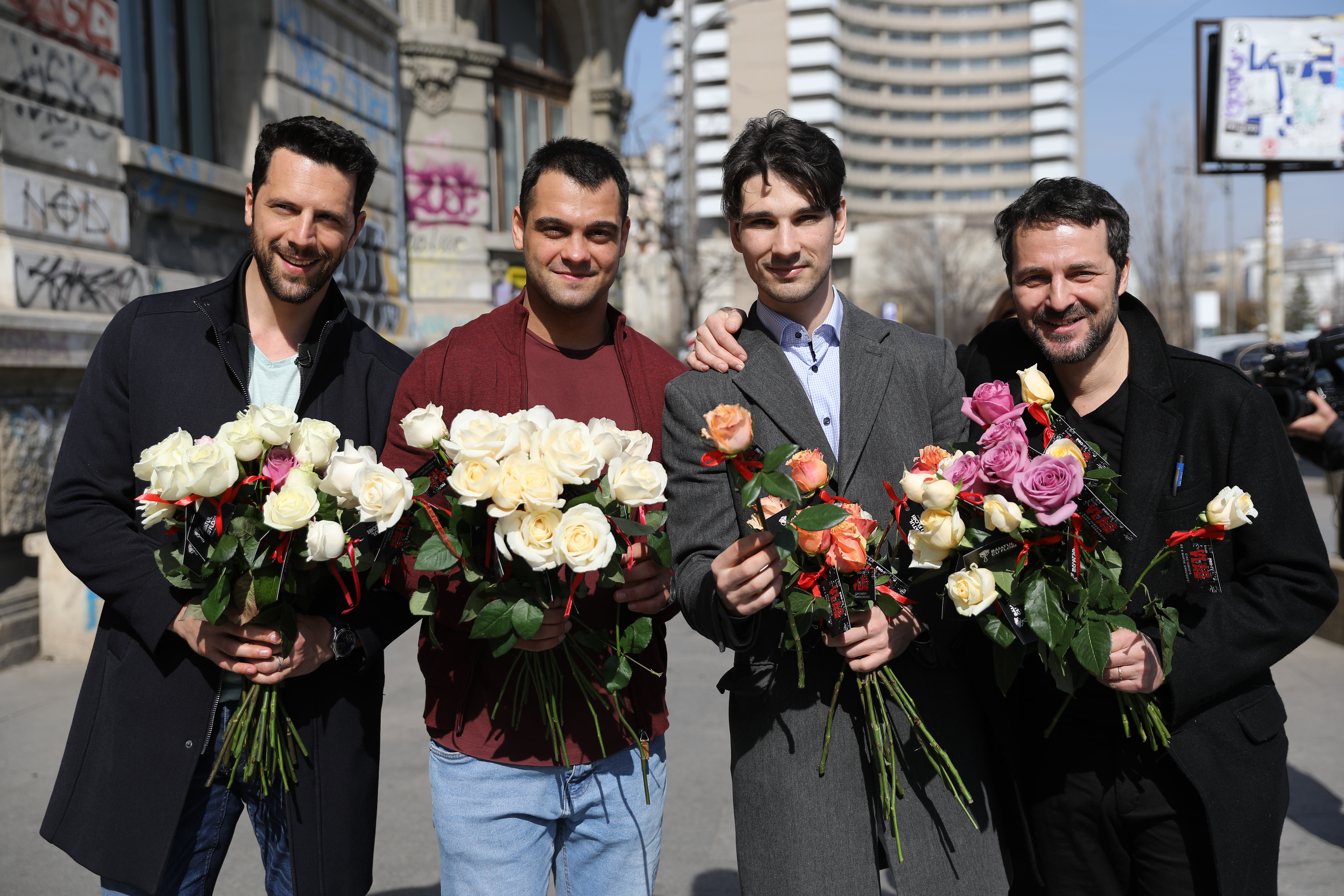Actorii serialului VLAD au împărțit flori de 8 martie