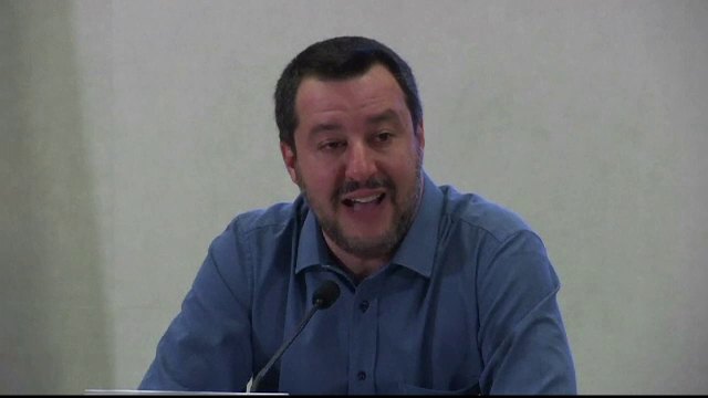 Peste 100 de migranți în pericol, după încă o decizie controversată a lui Matteo Salvini