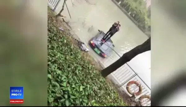 Aventura incredibiă a unui șofer care a plonjat cu autoturismul Tesla într-un râu