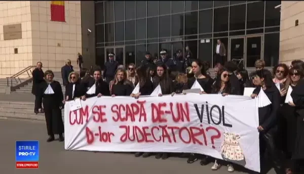 Protestul femeilor împotriva pedepselor uşoare luate de violatori. Jandarmii le-au amendat