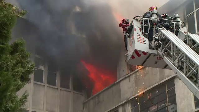 Incendiu uriaş la un depozit din Bucureşti. Angajaţii plecaseră cu câteva minute înainte