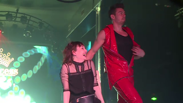 Petreceri de 8 Martie. Reacţia unei tinere pe care stripper-ii au chemat-o pe scenă