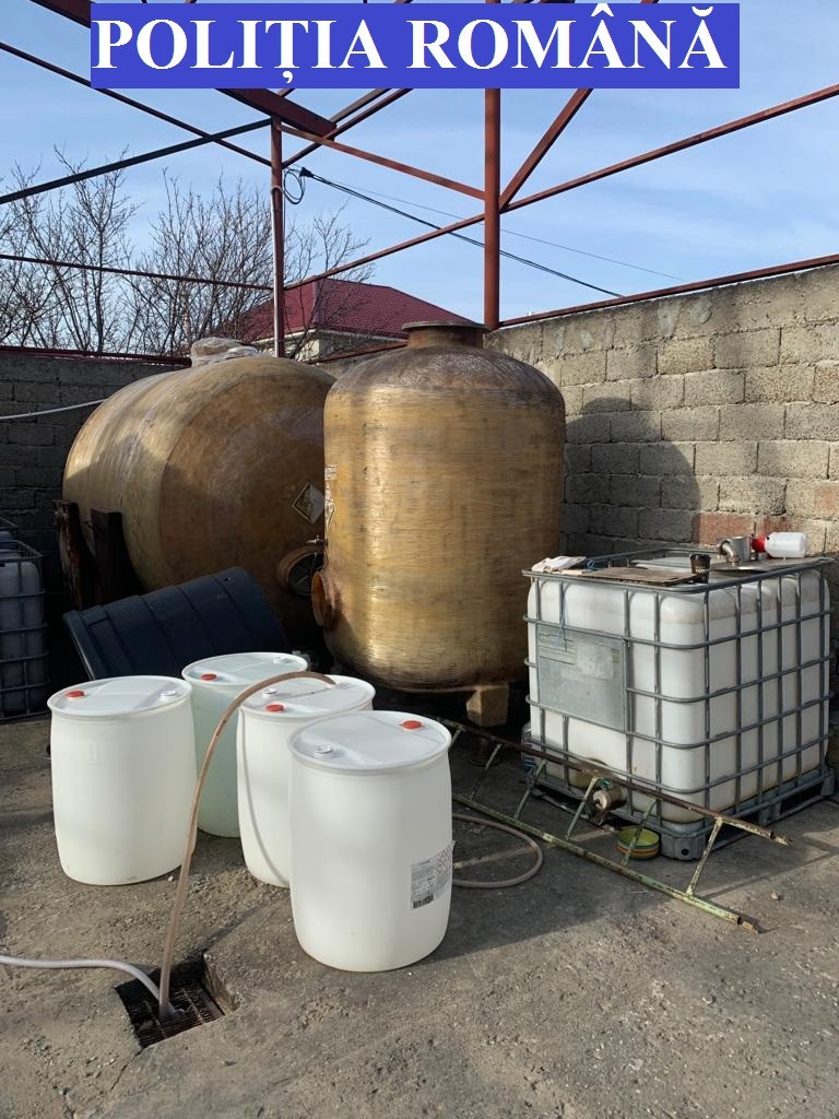Fabrică ilegală de alcool, găsită în curtea unui bărbat din Vrancea. Unde vindea băutura
