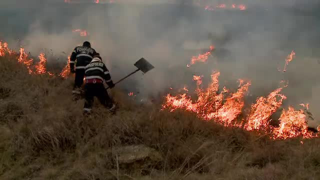 Incendiu dezastruos în Dâmbovița. Pompierii au rămas fără autospecială pe drum