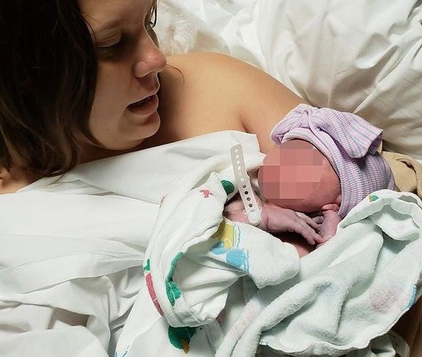 O femeie a fost filmată încercând să-și ucidă fetița pe care o credea „posedată”