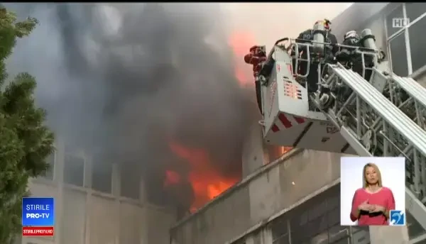 Incendiu uriaş la un depozit din Bucureşti. Angajaţii plecaseră cu câteva minute înainte