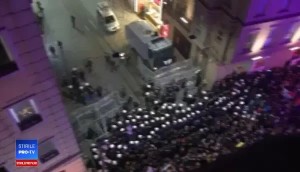 Manifestaţii de 8 martie, reprimate violent cu gaze şi câini într-un oraş din Europa. VIDEO